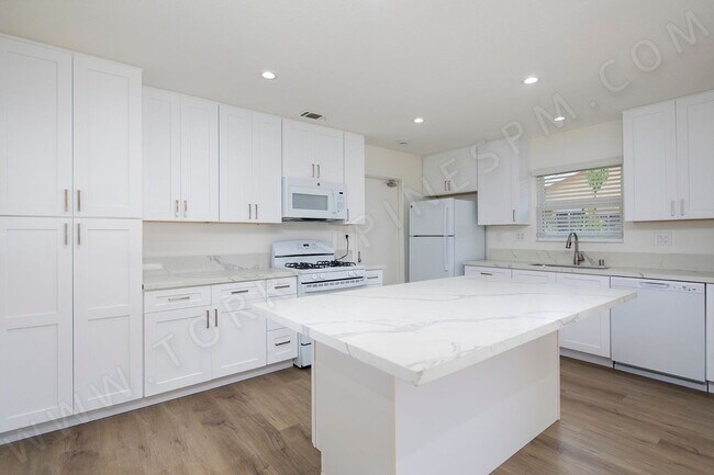 Foto del edificio - Spacious 4 Bedroom, 2 Bath Home with Priva...