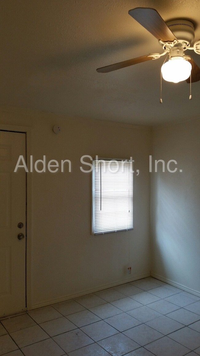 Building Photo - 2846 S Llewellyn Ave