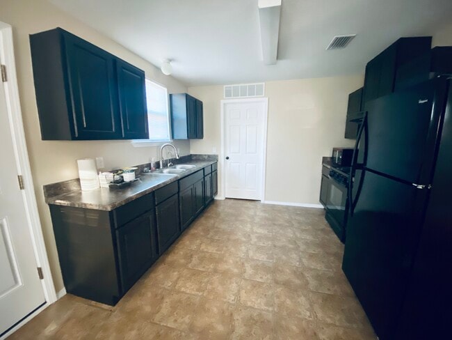 Building Photo - 2224 Janet St