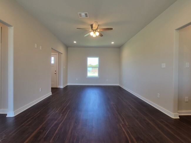 Foto del edificio - Brand New 3 BR / 2 BA Home in Corsicana!