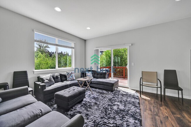 Foto del edificio - Spacious & Modern 4-Bed, 3.5-Bath Townhome...