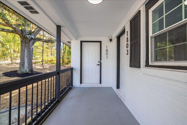 Foto del edificio - Remodeled 2bd/ 1ba Duplex near Duke Univer...