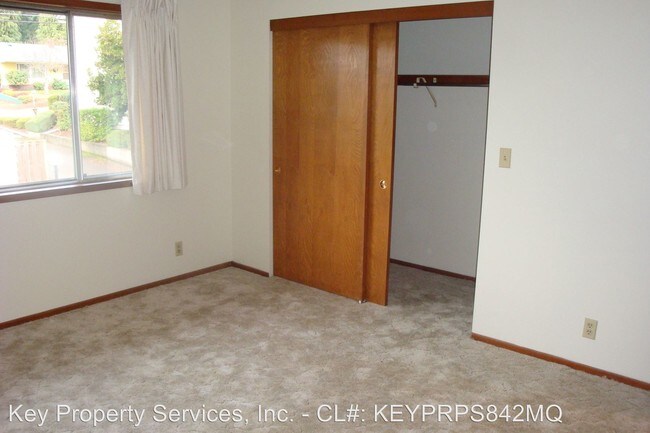 Building Photo - 2 br, 1.5 bath Apartment - 2443 E 16th Street