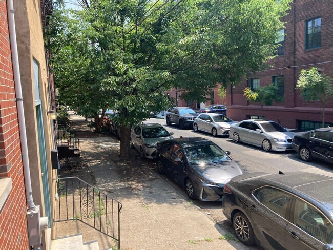 Building Photo - Spacious Fishtown 3bd/3bth w/ Private Roof...
