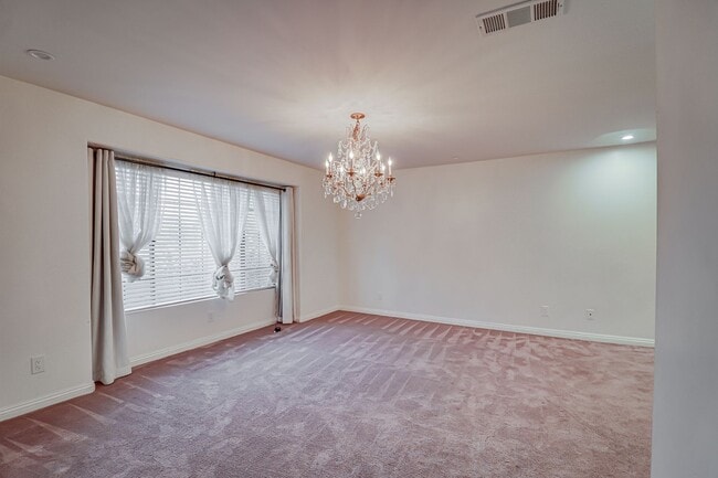 Foto del edificio - NW Home on 1/2 Acre Lot!