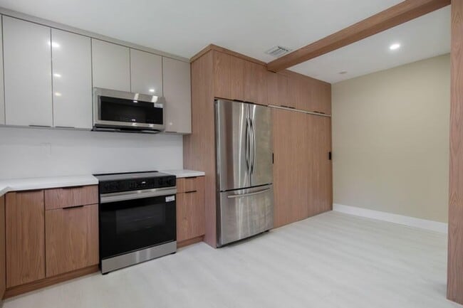 Building Photo - 5409 NE 4th Ave