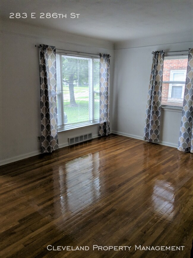 Building Photo - Updated Willowick Bungalow
