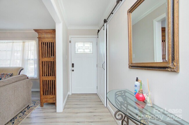 Foto del edificio - 629 Grandin Rd