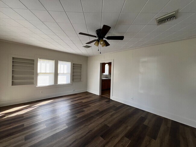 Building Photo - Two bedroom, One Bathroom , near UL