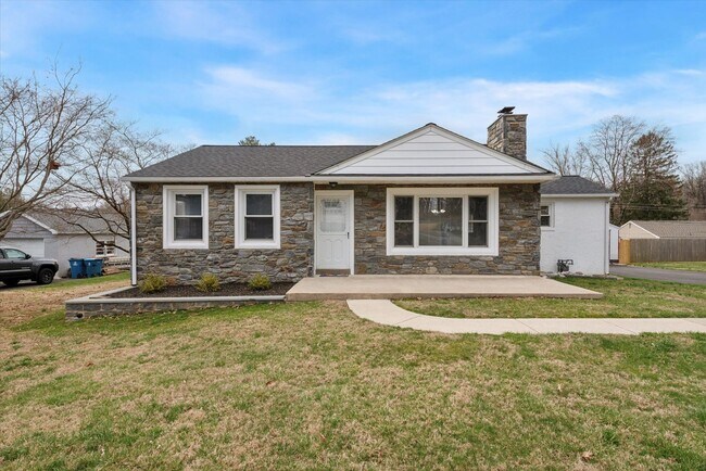 Foto del edificio - Available Now, A Beautiful 3B/1B Rancher I...
