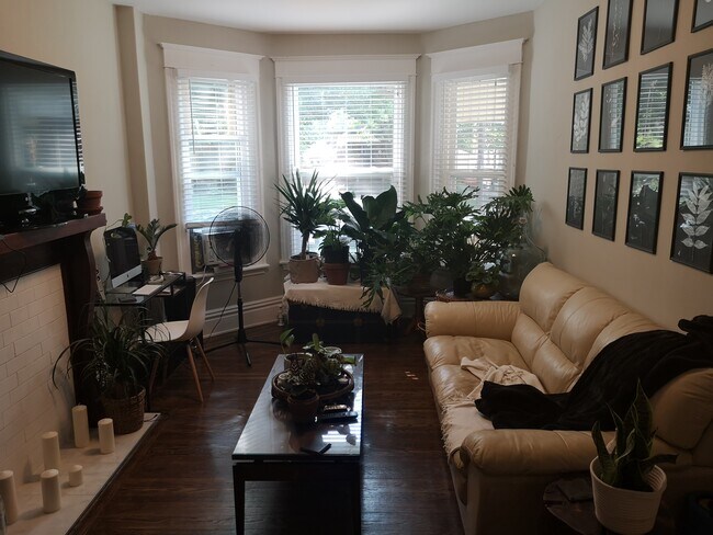 Photo du bâtiment - Spacious 1 Bedroom Main Floor