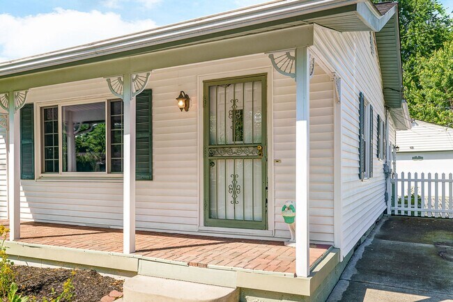 Building Photo - 3 bed, 2 bath Ranch with large backyard