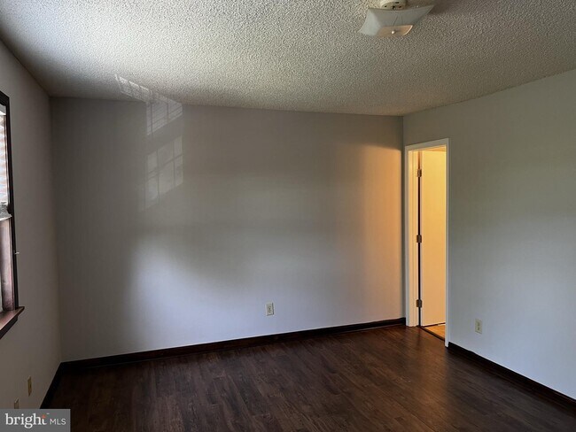 Building Photo - 45752 Military Ln