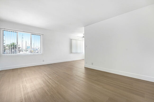 Building Photo - 10250-70 Palms