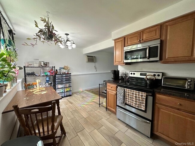 Building Photo - 40A Melrose Avenue Unit