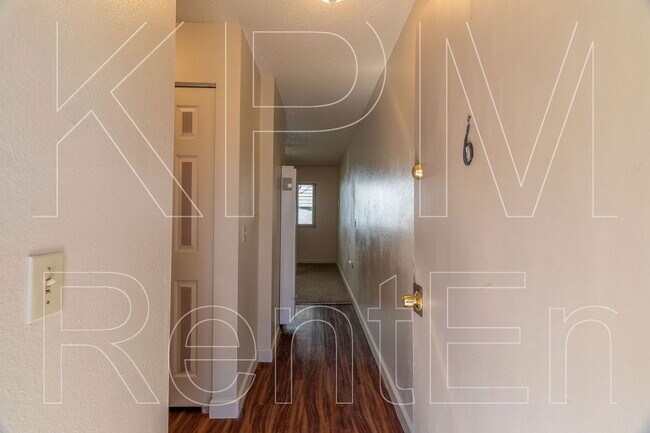Foto del edificio - 1028 N Commerce St