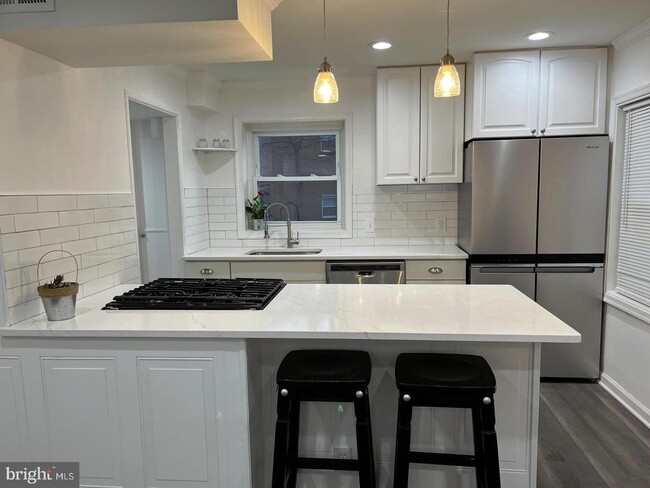 Building Photo - 1077 S Edison St