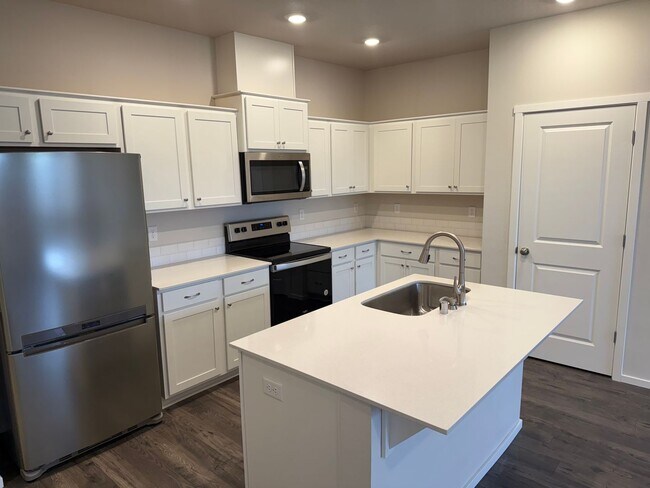 Foto del edificio - Goregous 2 Bedroom Townhome with 2 Car Gar...