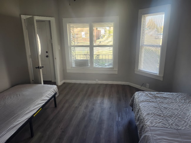 Building Photo - 714 E Lamar St