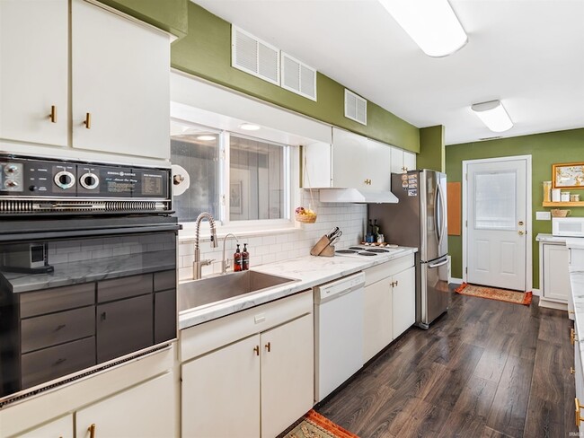 Building Photo - 2924 Santa Rosa Dr