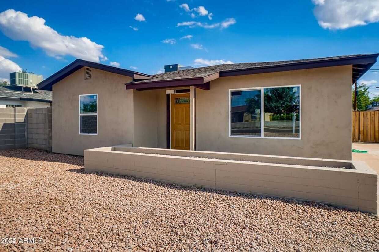 Foto principal - Stunning Remodeled Super Sized Home MOVE I...