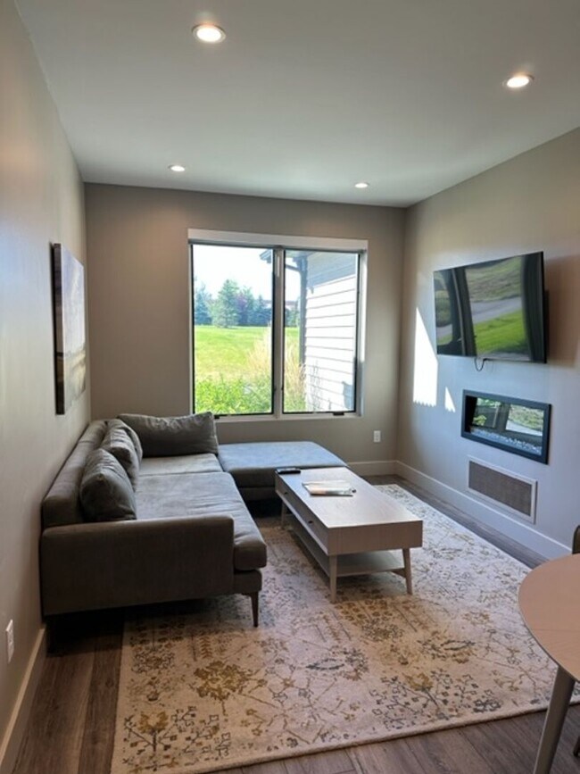 Foto del edificio - Fully Furnished Condo for Rent in Black Bull!