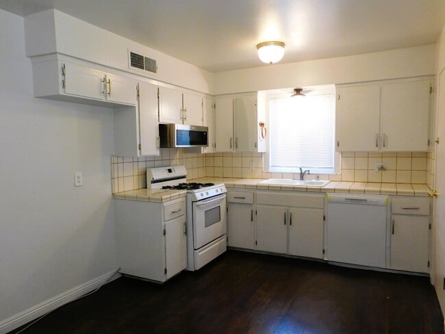 Building Photo - 51 W Richert Ave
