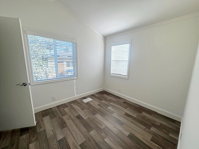 Foto del edificio - 8531 Kittyhawk Ave