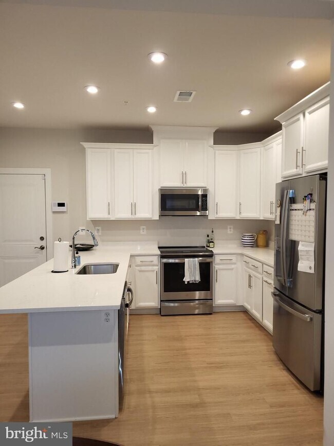 Building Photo - Beautiful Condo in Ashbrook Place