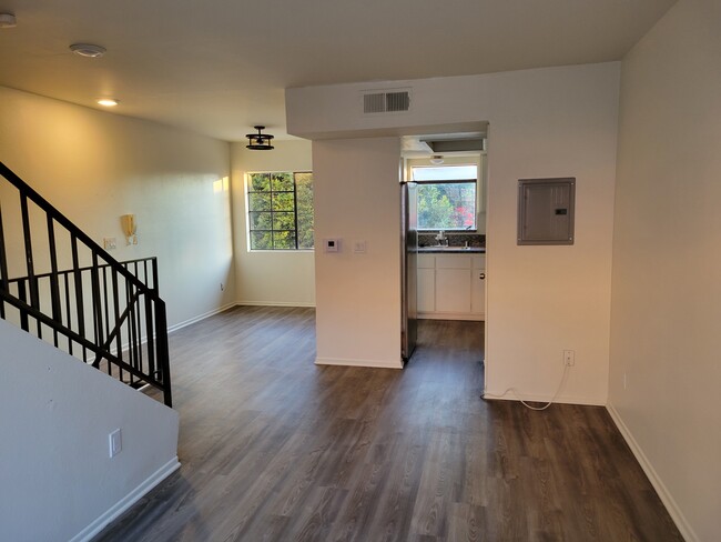 Dining Rm & Kitchen - 2003 Vista Del Mar Ave