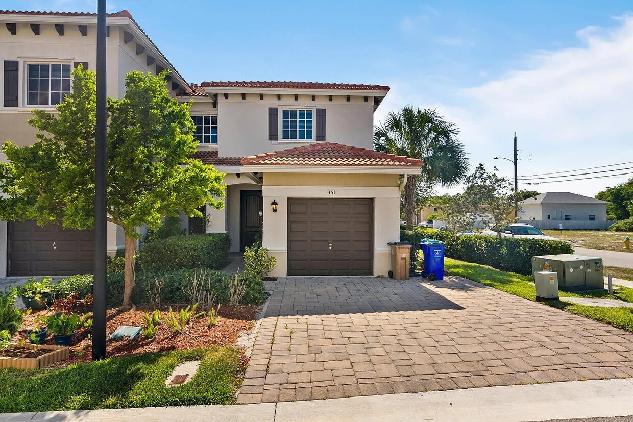 351 SE 1st Way, Deerfield Beach, FL 33441 Townhome Rentals in