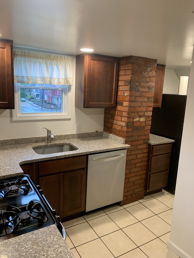 Building Photo - 102 Haldane St