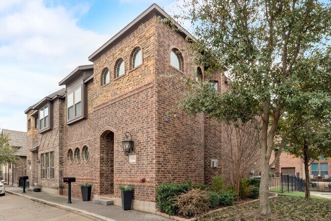 Foto del edificio - Modern 3 Bed Townhouse with Granite Countertops and Hardwood Floors in Keller, TX