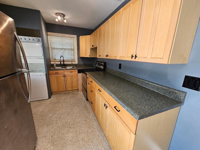 Building Photo - 4710 Spruce Ave