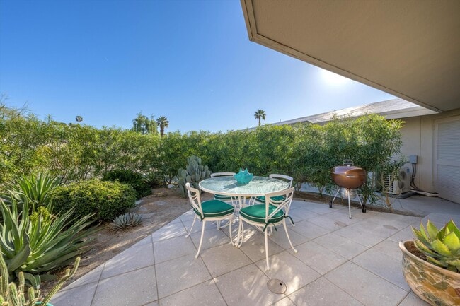 Building Photo - 37800 Da Vall Dr
