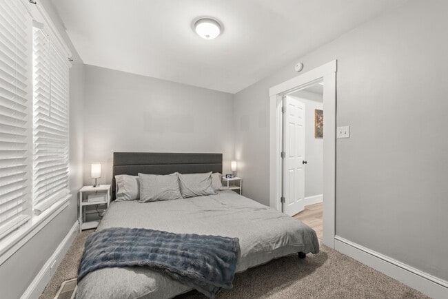 Building Photo - 1322 W 69th St