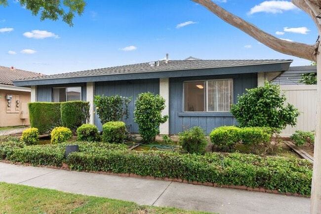 Building Photo - NEWLY RENOVATED South HB Gem!