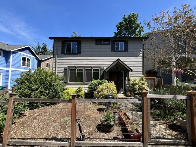 Building Photo - Bright and Modern North Portland Living with Three Bedrooms, Laundry Room & Attached Garage