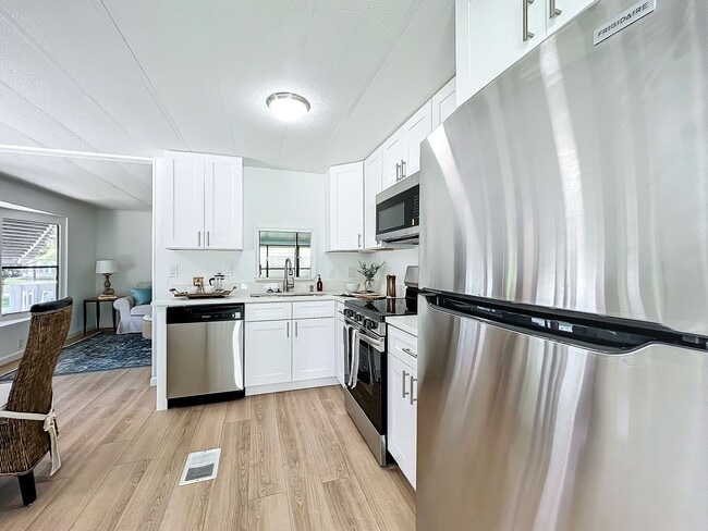 Building Photo - Gorgeous fully remodeled 2-Bedroom, 2 Bath...