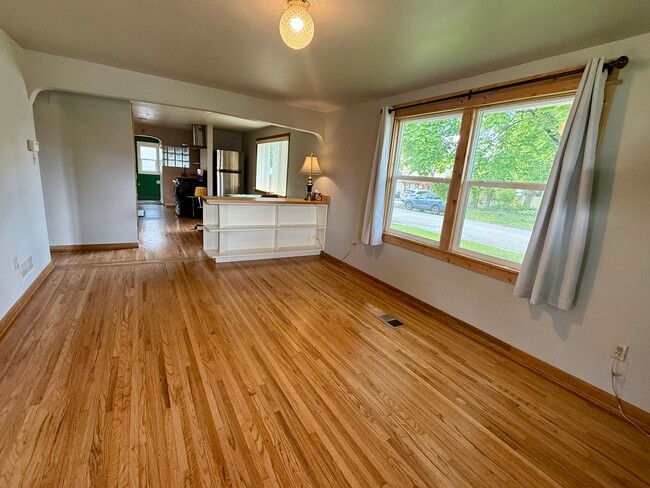 Building Photo - Stunning 3 Bed / 2 Bath Home on 10th Street!
