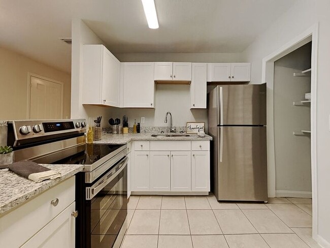 Building Photo - 224 W 40th St