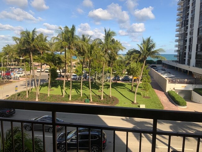 Foto del edificio - 6444 Collins Ave