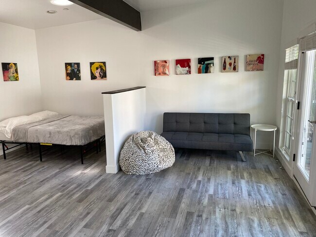 Building Photo - 527 Westbourne Dr