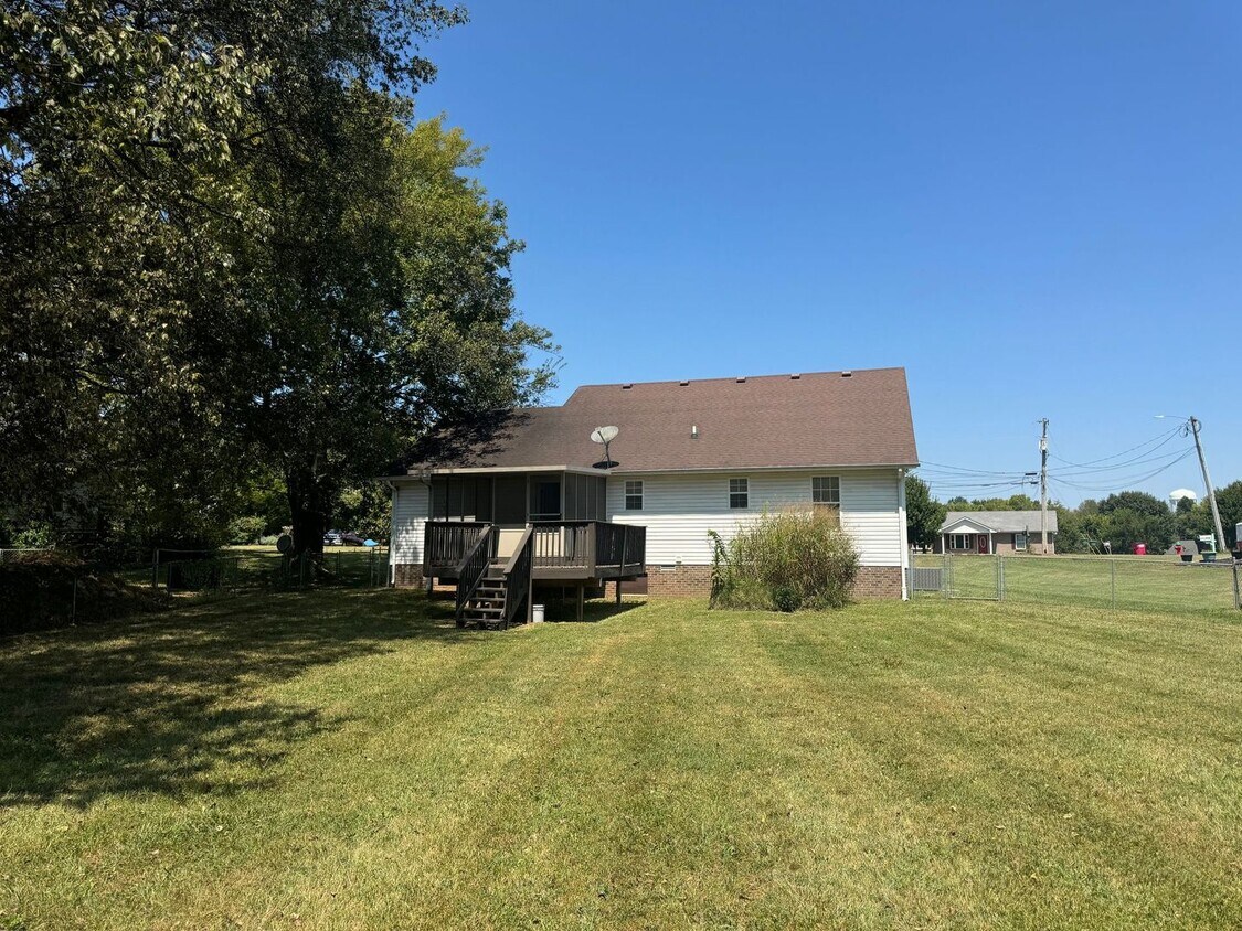 Building Photo - Partial brick 3 Bed/2 Bath! Fenced in yard...