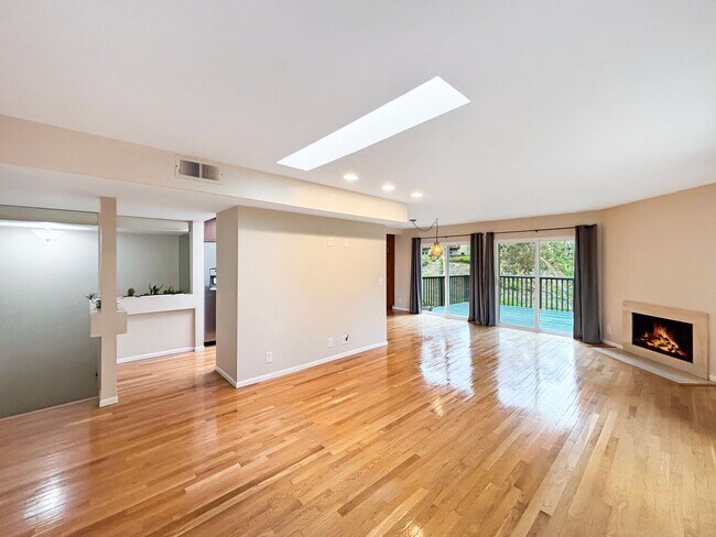 Foto del edificio - Beautiful 3BD/3BA Townhouse in Fashion Val...