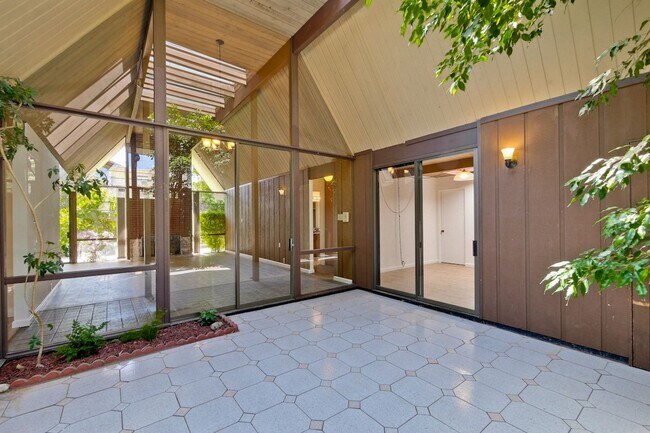 Building Photo - Classic 4+ Bed, 2 Bath Atrium Eichler in P...