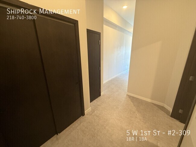 Foto del edificio - 5 W 1st St