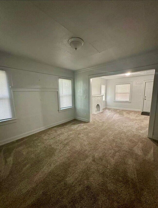 Building Photo - Large 2 Bedroom Duplex For Rent