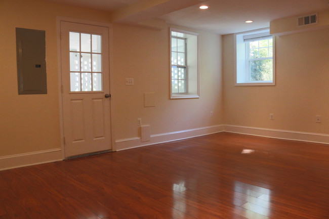 Living room unfurnished - 1641 Irving St NW