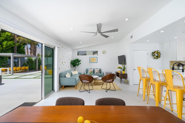 Foto del edificio - 2383 E Powell Rd